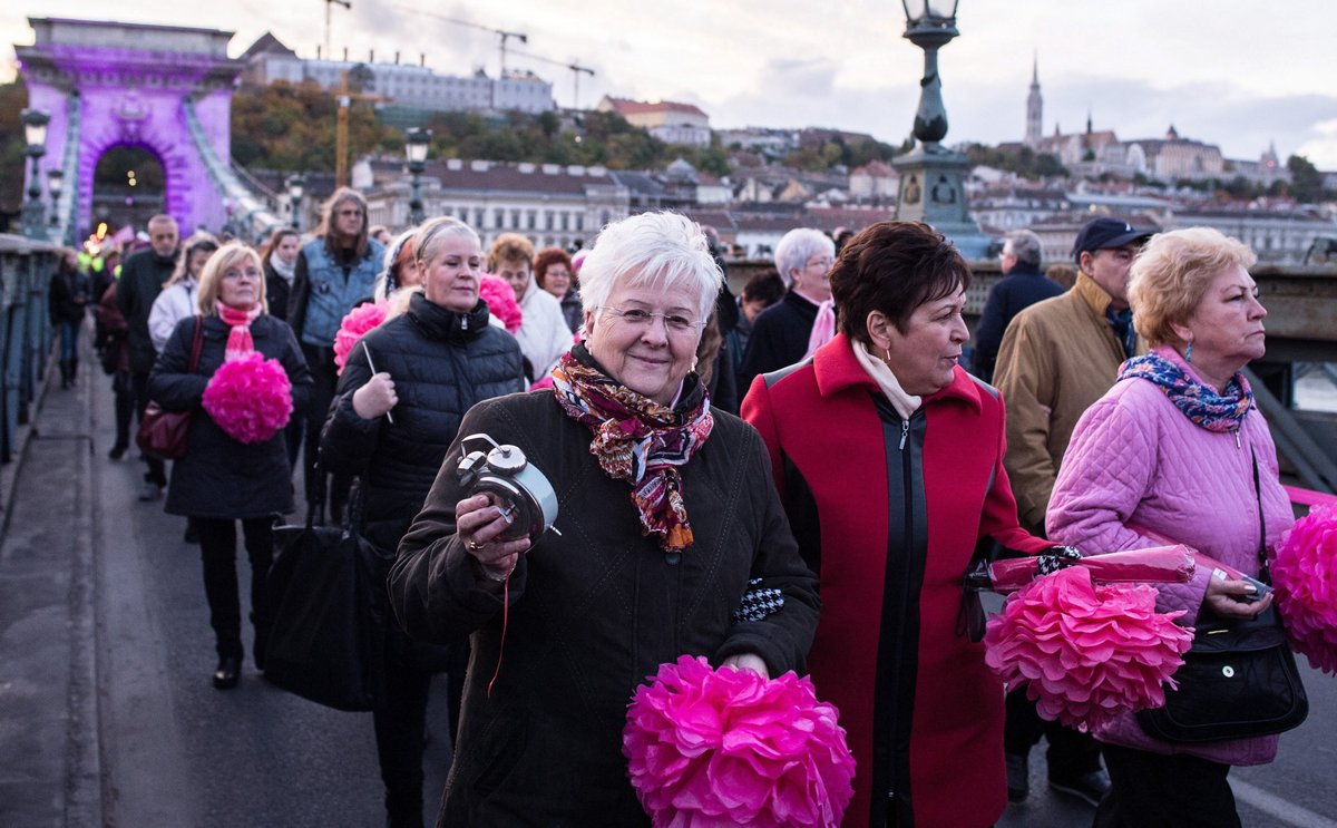 Rózsaszín Lánchíd: vekkerórás séta a mellrákos betegekért - Fotó: MTI, Kallos Bea