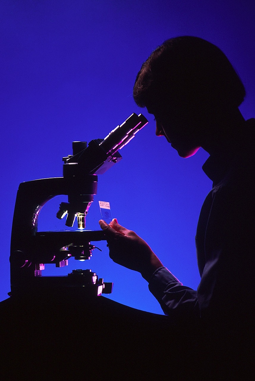 mikroszkop_scientist-with-microscope-996187_1280_pixabay